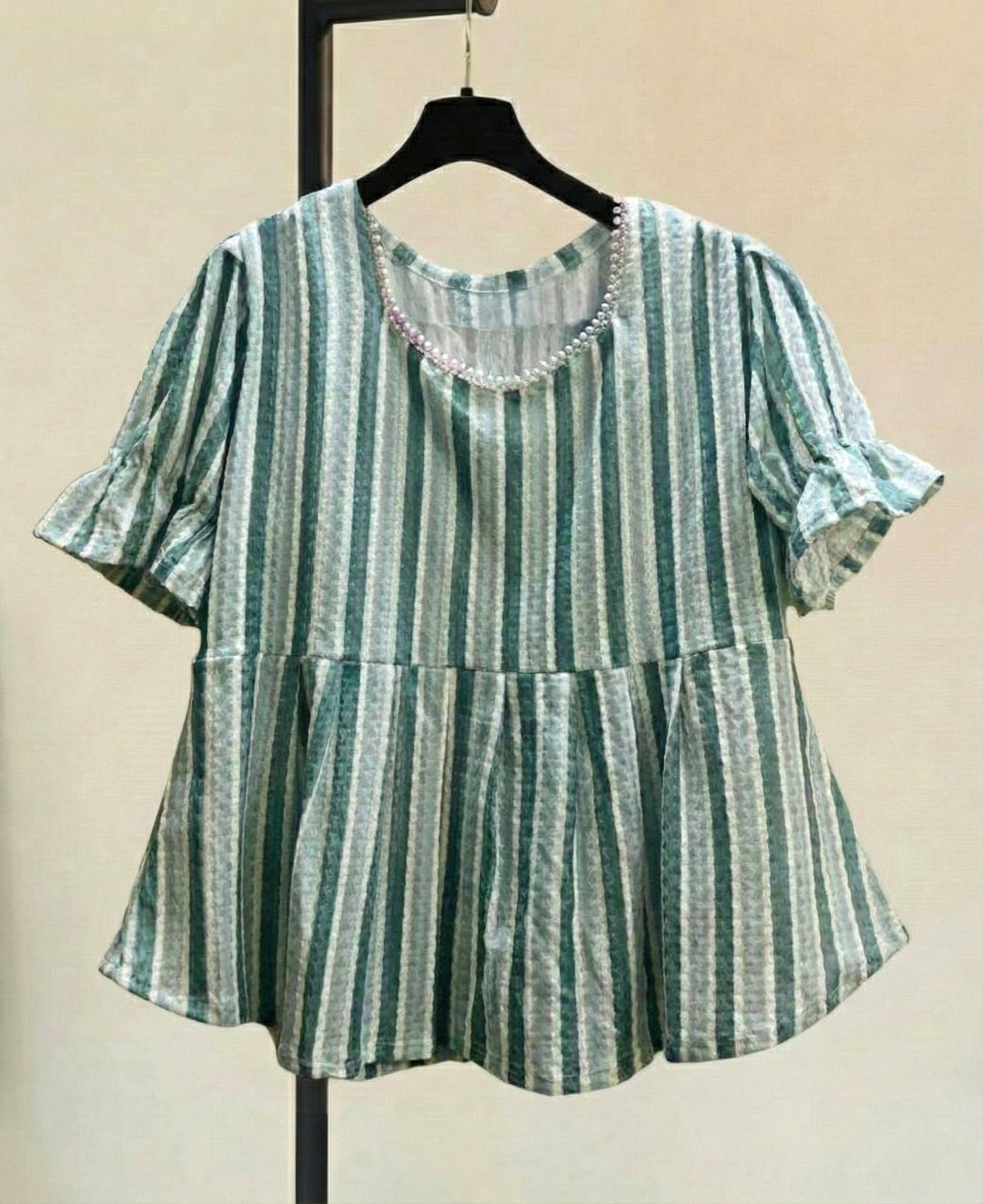 Fresh & feminine peplum top 🌿